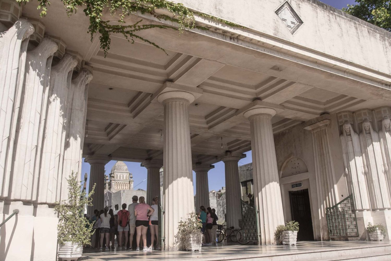 Visita guiada gratuita al cementerio municipal de Luján: “Empezaremos con sol, pero terminaremos ya con la luna”