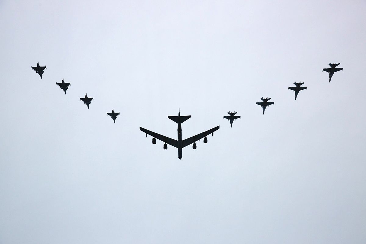 Cazas Gripen entrenan junto a los icónicos bombarderos B-52