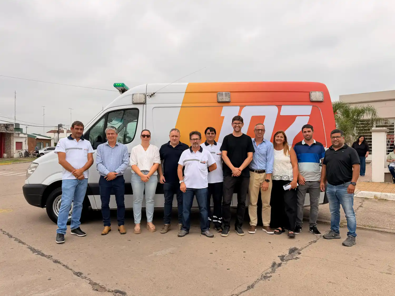 Autoridades presentes en la entrega de la ambulancia.