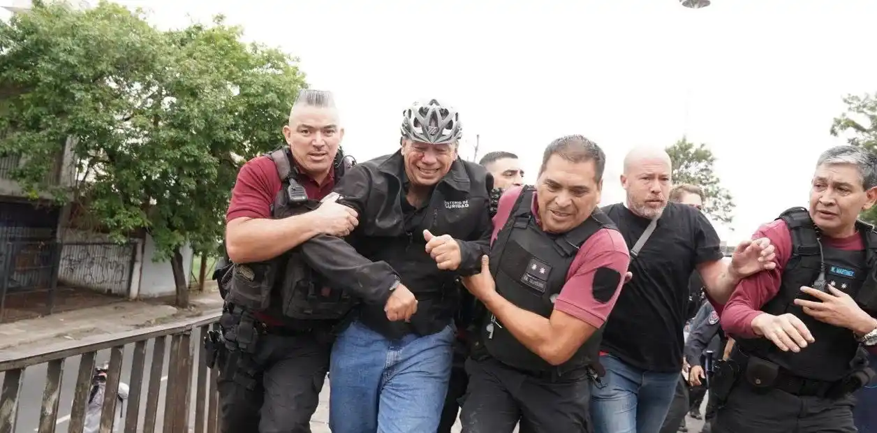 Ataque a Berni en la General Paz: Hubo ocho efectivos heridos y el ministro fue trasladado al Churruca