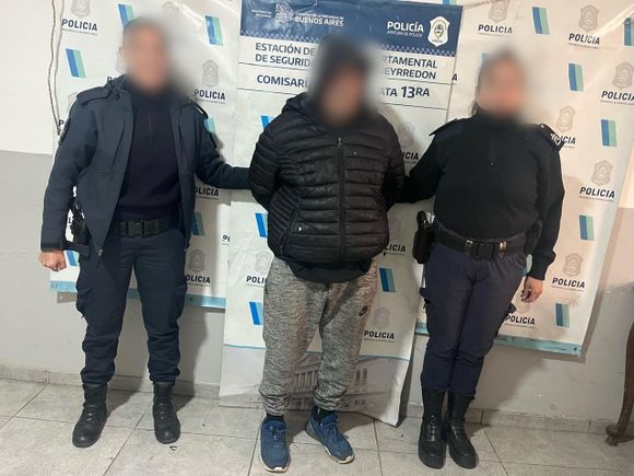 Clientes de una barbería retuvieron a un hombre de 50 años que había robado un celular