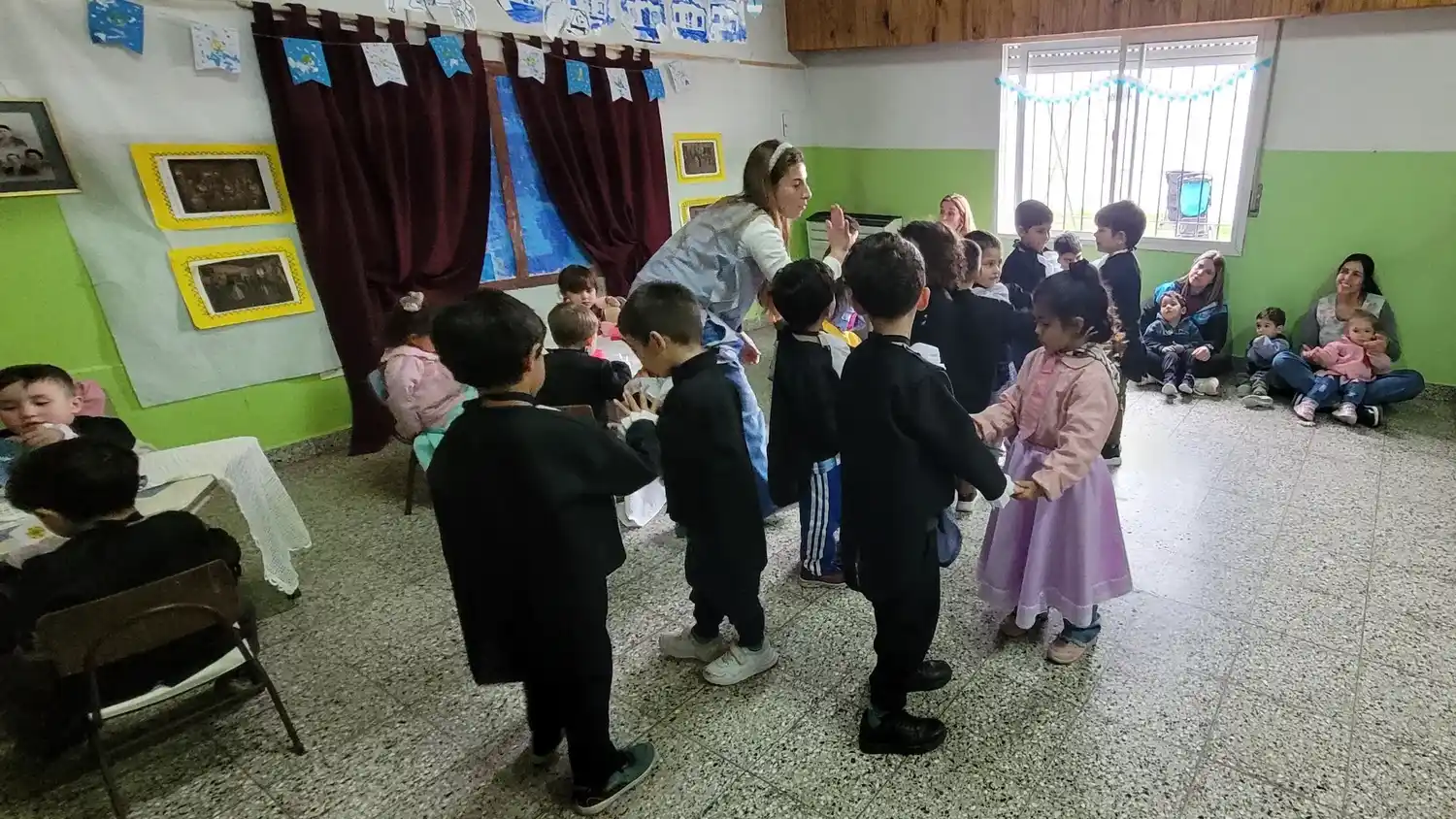 Los alumnos bailaron el vals y otros ritmos durante el acto por la Independencia nacional. Luego se compartió una chocolatada y empanadas de membrillo