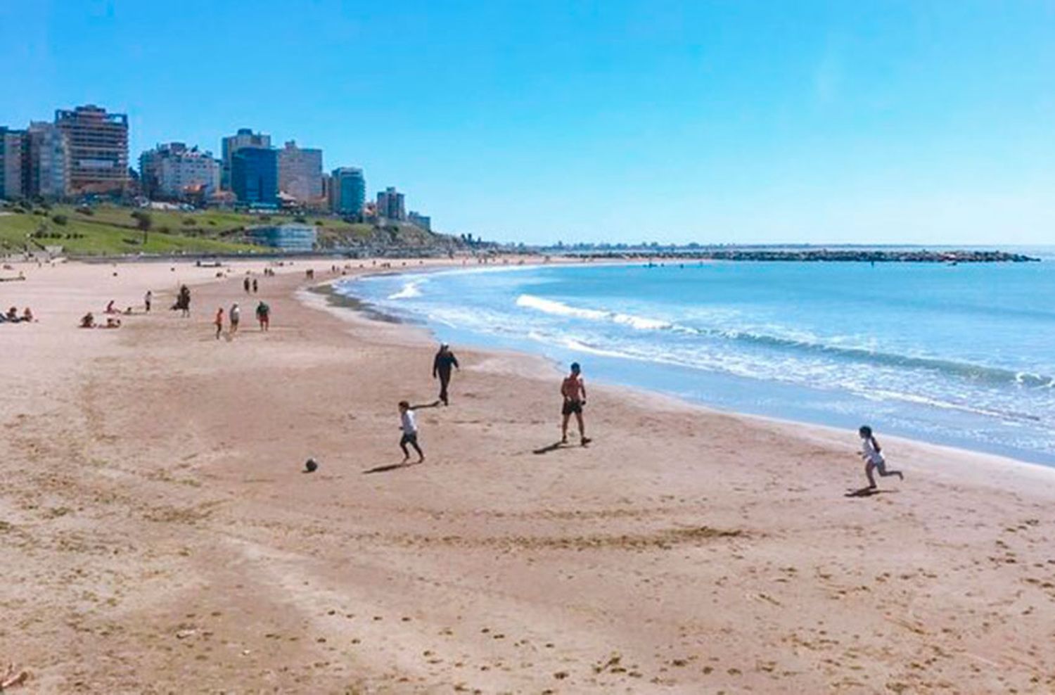 Las olas y el viento: máxima de 30° e intensas ráfagas en Mar del Plata