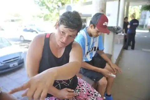 Un motociclista atropelló a una joven que estaba en un piquete