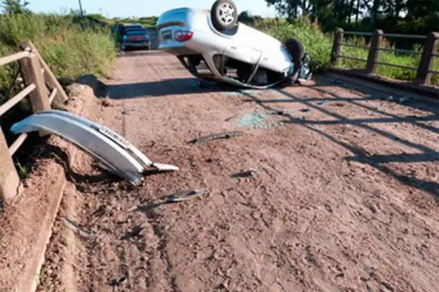 Perdió el control del auto y terminó dado vuelta 