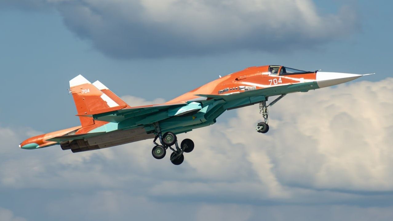 El Su-34 aparece en vuelo con esquema árido: crecen las señales de su exportación a Argelia.