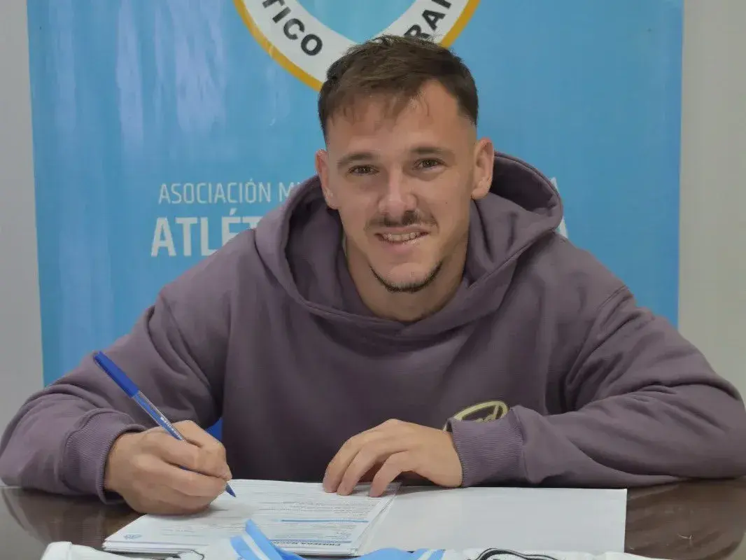 Alex Rodríguez firmó su contrato y ya está a disposición de Iván Juárez. Foto:AR