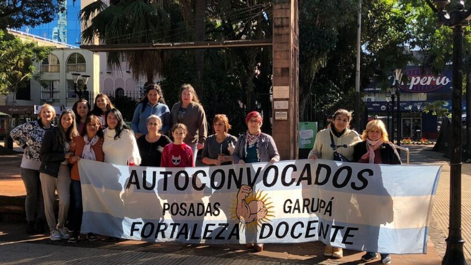 Docentes explicaron frente a la Gobernación, por qué siguen de paro