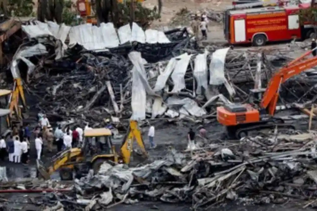 Voraz incendio en un parque de diversiones