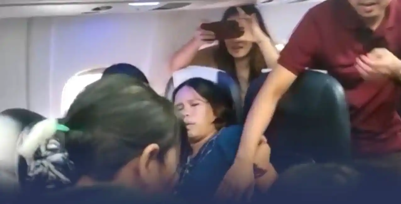 Al bajarse del avión,  ambas fueron trasladadas a un hospital para una revisión médica.