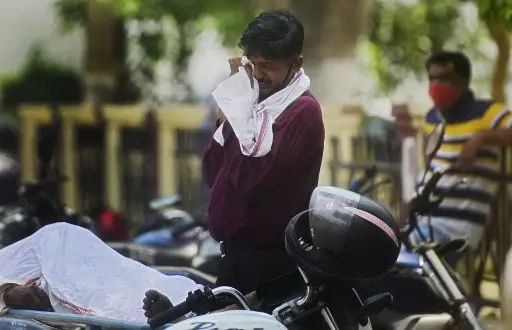 Nuevo récord de muertes en India: se acelera producción de vacunas