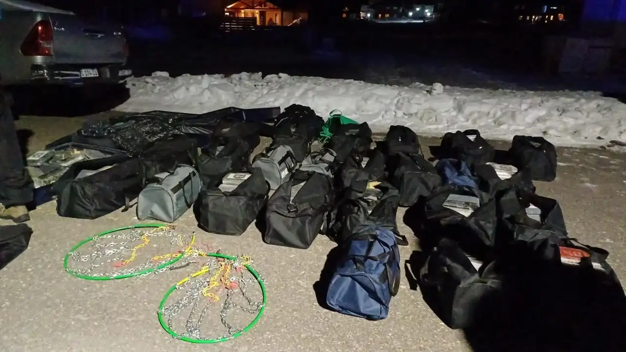 Los uniformados interceptaron tres autos y hallaron en su interior 700 panes de cocaína ocultos en bolsos y paneles de los rodados.