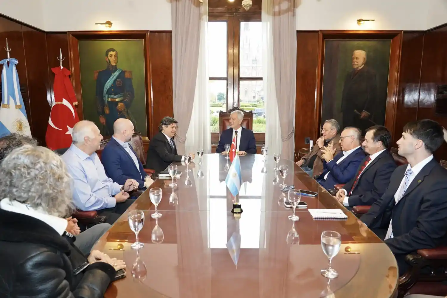 El intendente de La Plata, Julio Alak, junto al embajador de Turquía en Argentina, Süleyman Ömür Budak.