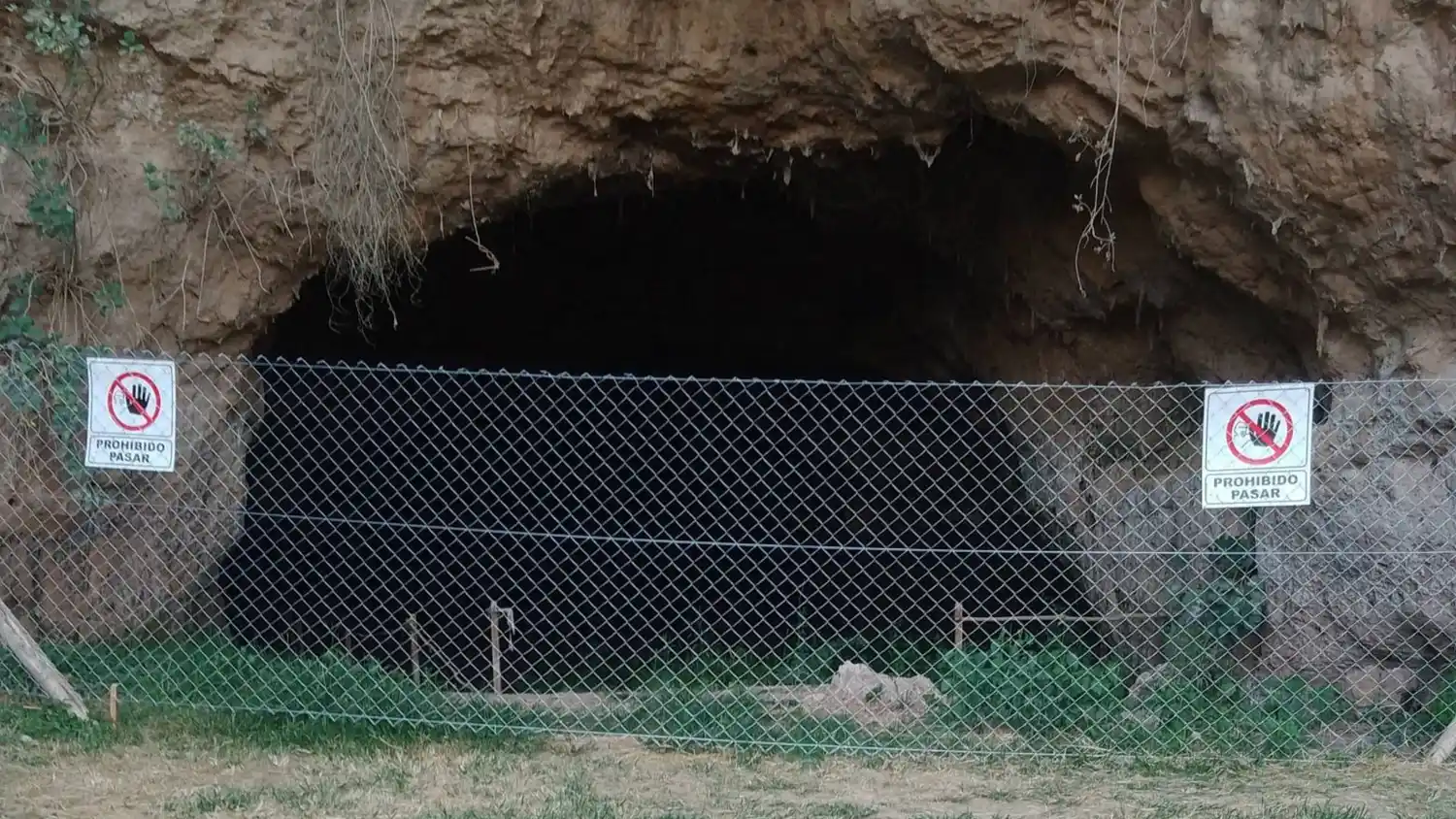 La Salamanca detrás del alambre tejido. Una medida preventiva por los desmoronamientos registrados.