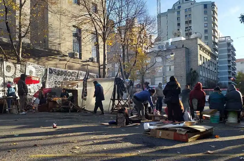 Exigen que se libere la zona de acampe frente al municipio