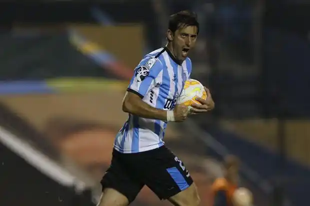Racing reaccionó a tiempo, derrotó al Táchira y se quedó con el primer puesto