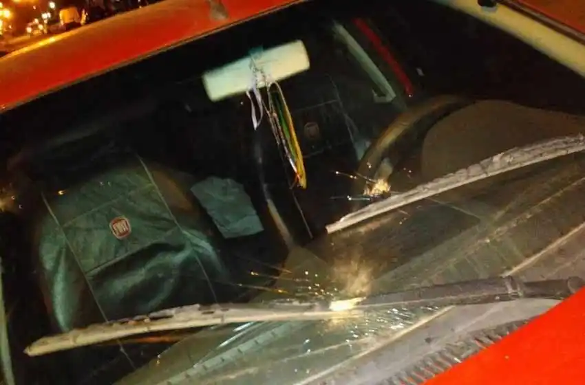 Intentaron asaltar a una familia tirándole piedrazos al auto en el que viajaban