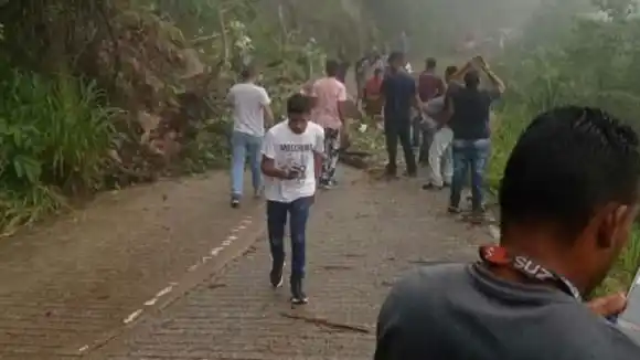 LLUVIAS POR MÁS DE 9 HORAS provocan desbordamiento del río en Puerto Maya