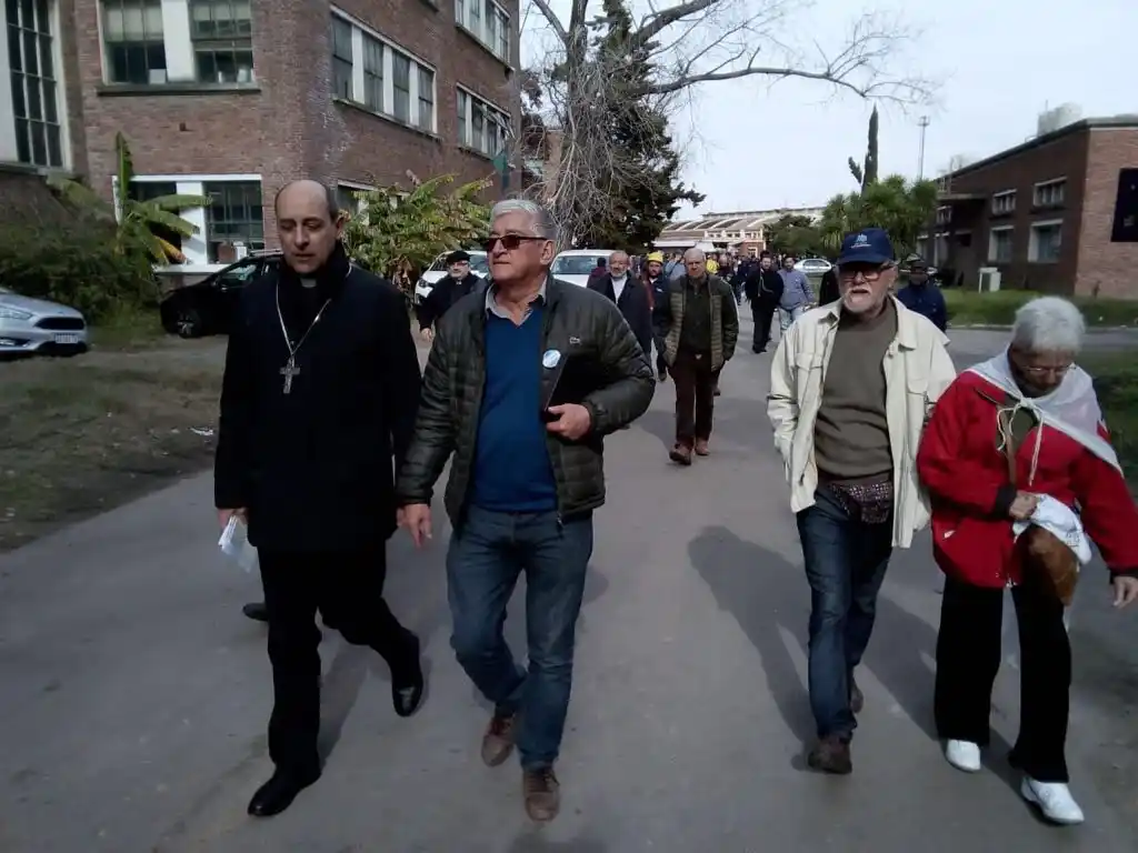El Arzobispo de La Plata visitó el Astillero Río Santiago y apoyó a los trabajadores