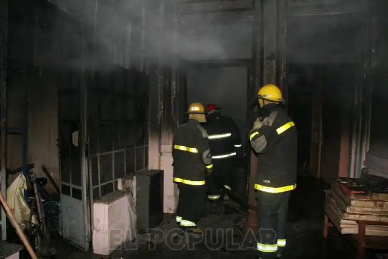 Elecciones 2013: Incendiaron el comité de la UCR en Olavarría