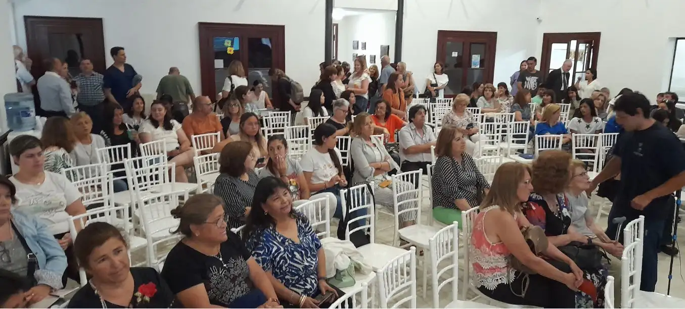La charla contó con una numerosa concurrencia.