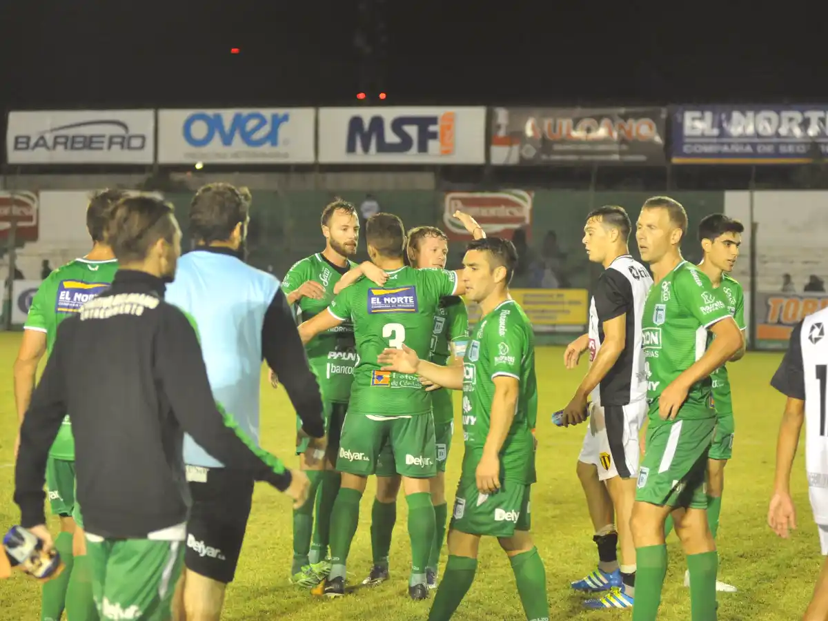 Sportivo goleó a Libertad y quedó como único escolta