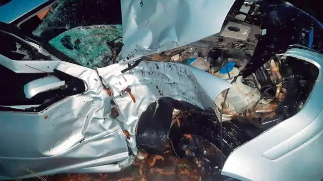 Despistó, chocó contra un árbol y lo hallaron de casualidad atrapado en el auto