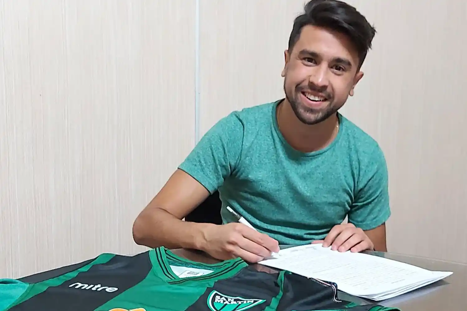 Lucas Salas hace unos ños firmando su contrato con San Martín de San Juan.