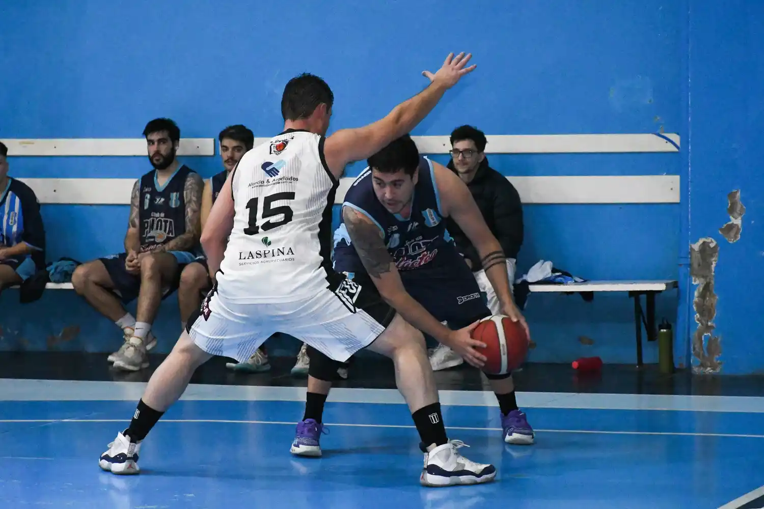Básquet: el Celeste no deja de dar pelea