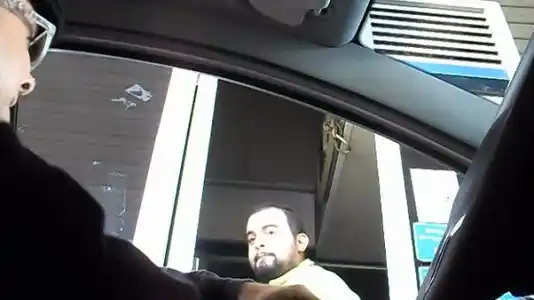 Un trabajador del peaje discriminó e insultó a un discapacitado 