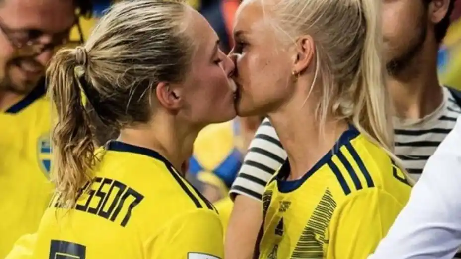 Jugadora sueca celebró un gol con un besazo