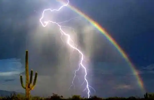 La foto de un rayo y un arcoíris que se viralizó en todo el mundo