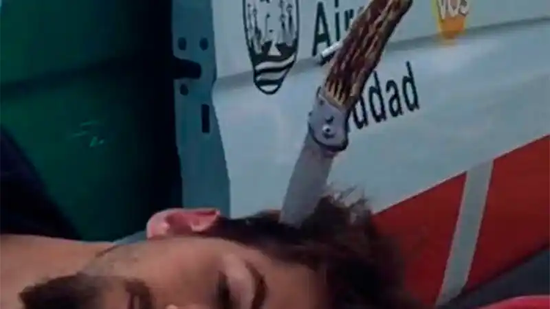 Apuñaló a dos mujeres y terminó con el cuchillo en su cabeza