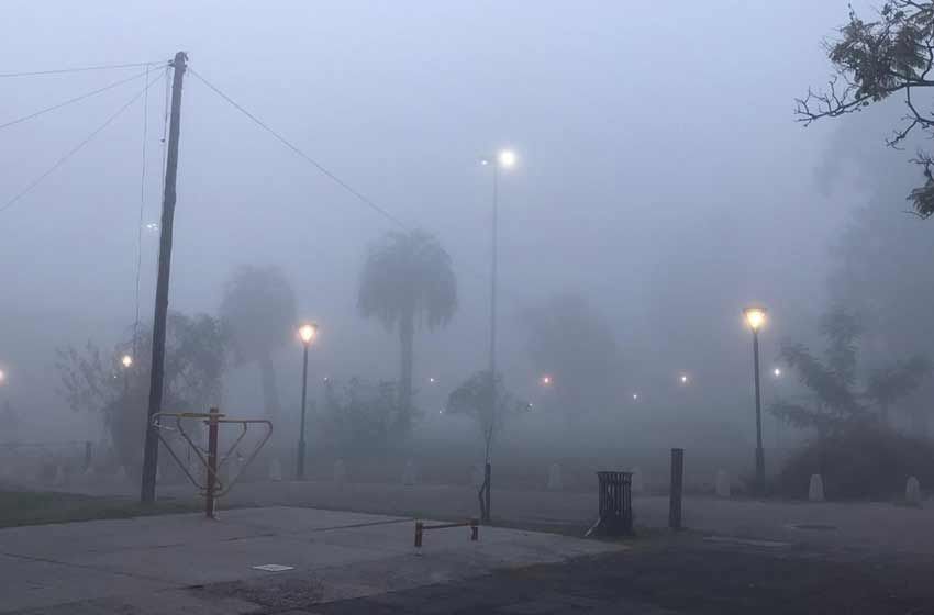 Entre la niebla y el humo: Rosario amaneció cubierta