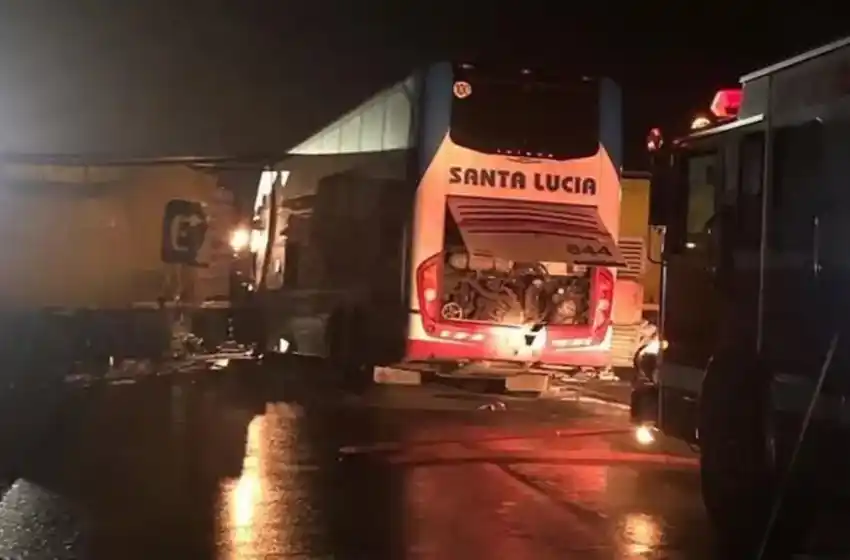 Trágico choque entre un colectivo y un camión en la ruta 11: tres muertos y varios heridos.