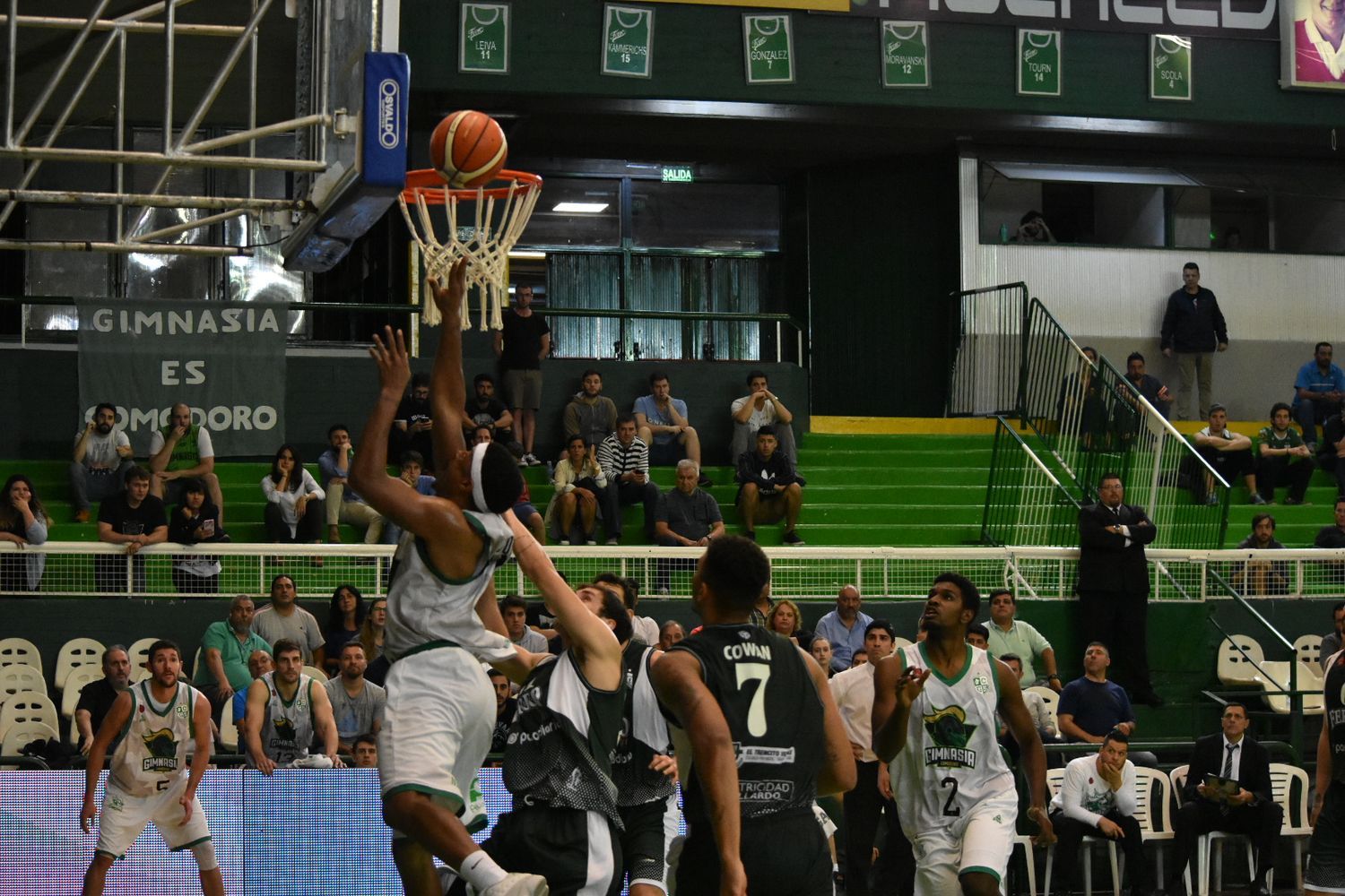 Liga Nacional: Gimnasia se adelantó a Ferro en los cuartos de final del Súper 20
