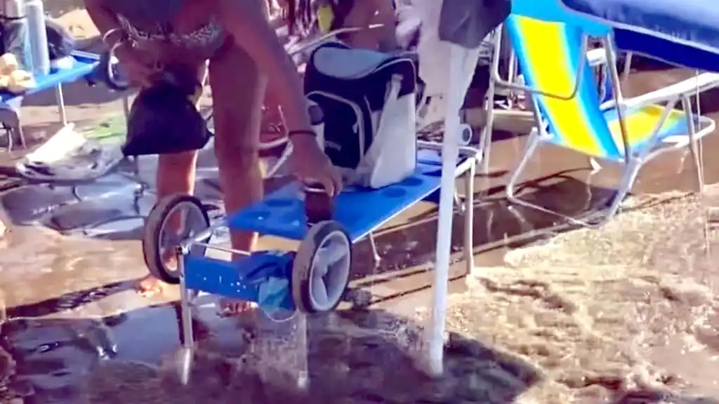 Una ola gigante sorprendió a bañistas y dejó una víctima fatal