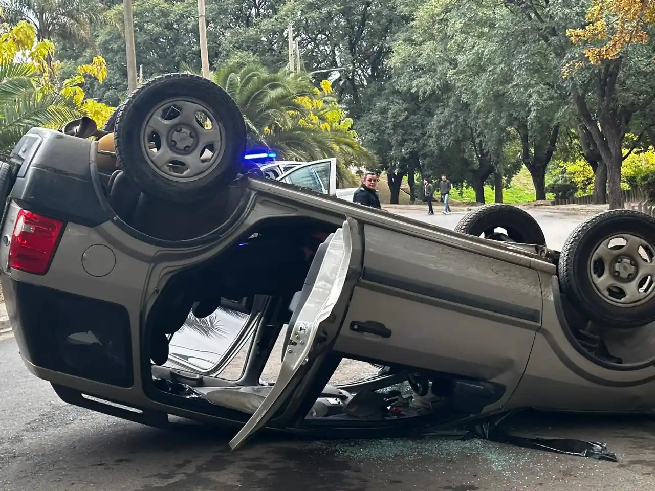Así quedó la Ford Eco Sport que volcó en la Bajada del Náutico.