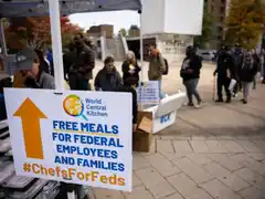 Más empleados federales recurren a la asistencia alimentaria en Estados Unidos