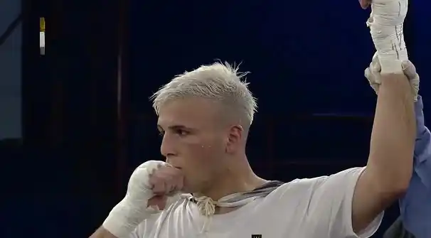 Leonel Ávila celebrando su triunfo por puntos.