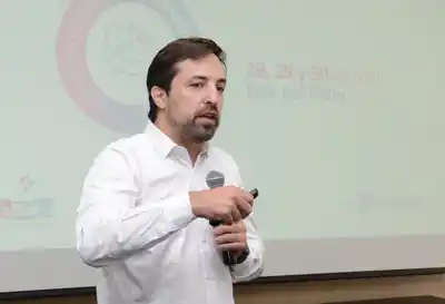 El ministro sostuvo que quienes promueven el escepticismo sobre las vacunas “buscan la destrucción del derecho a la salud”.