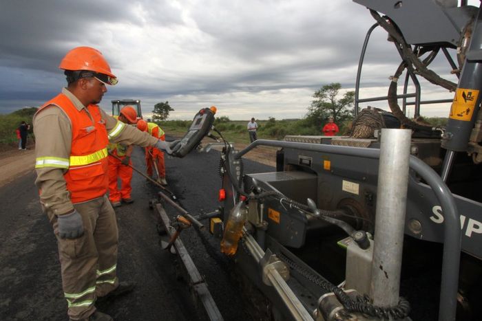 El gobernador inspeccionó las tareas en diferentes tramos de las rutas provinciales N°76-s, N°13 y N°69-s que beneficiarán a Jacinto Arauz, Ataliva, Virginia y Moisés Ville. Además, entregó una ambulancia al Samco de Sarmiento.