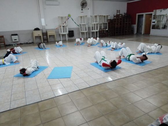 Rifa y pollada para viajar al mundial de karate