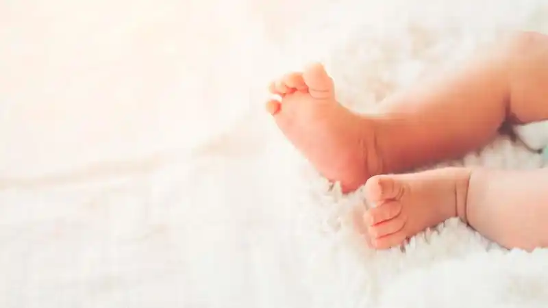  La bebita apuñalada y abandonada está cada día mejor"