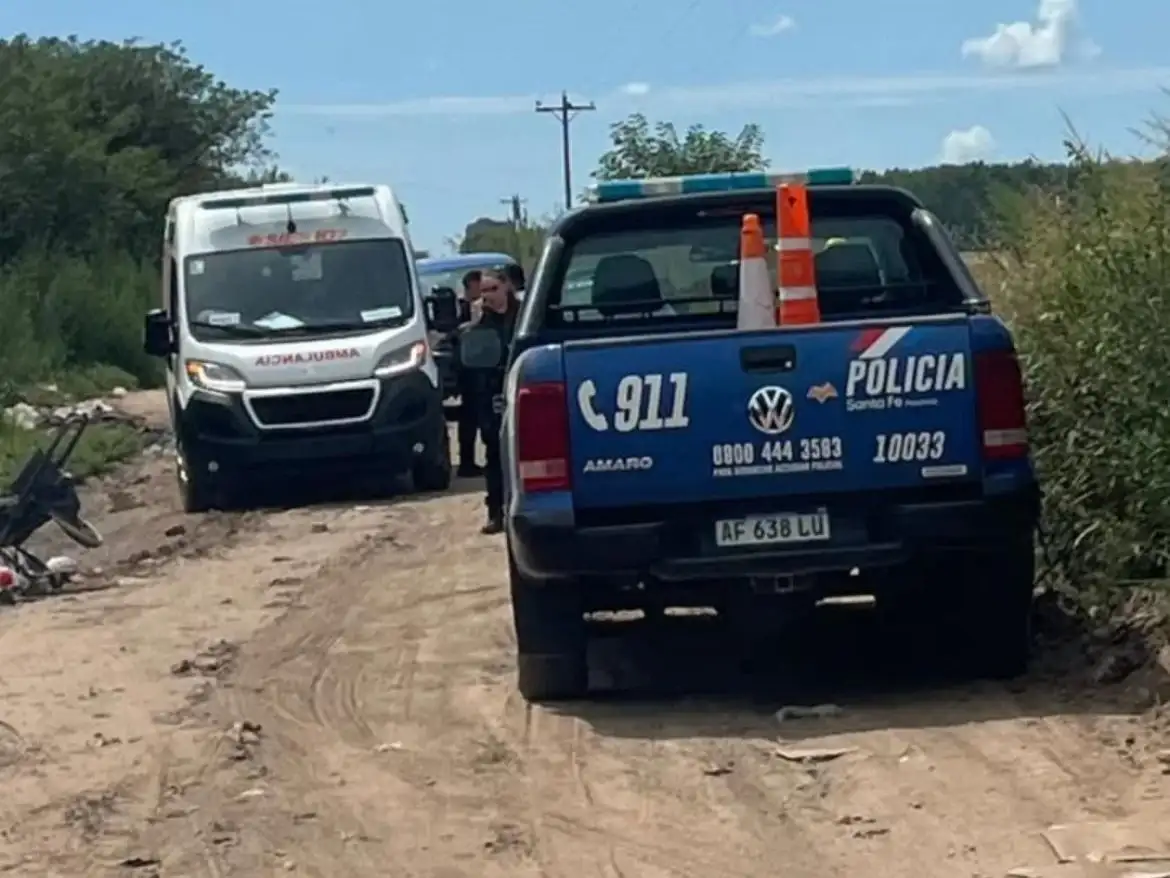 Policía y servicios de emergencias trabajando en el lugar de los hechos.