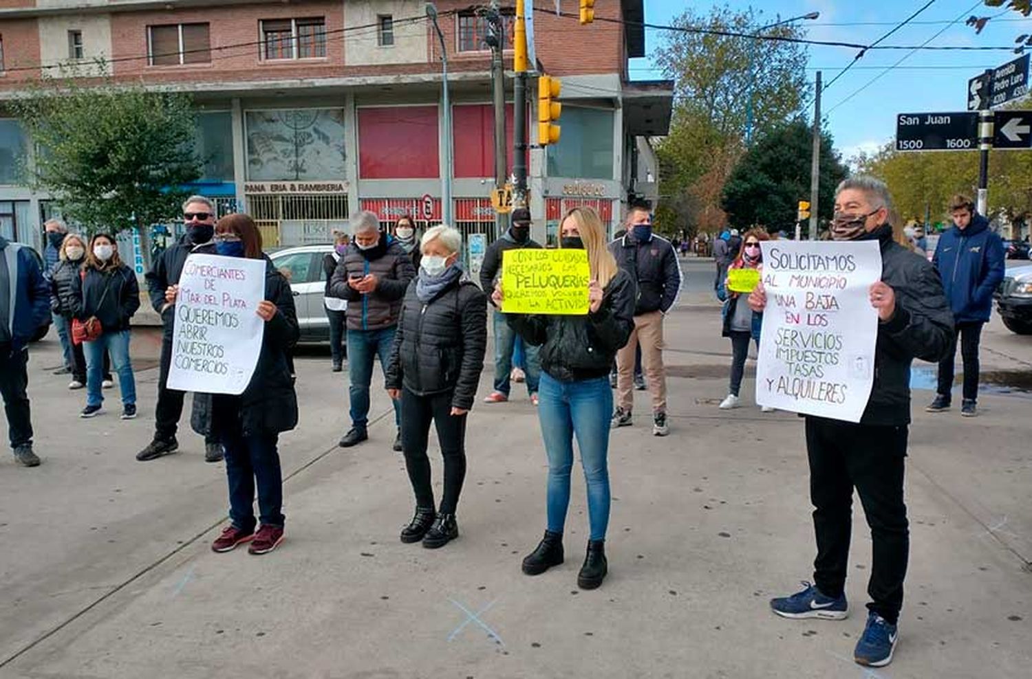 Comerciantes de calle San Juan reclamaron por la reapertura de los negocios