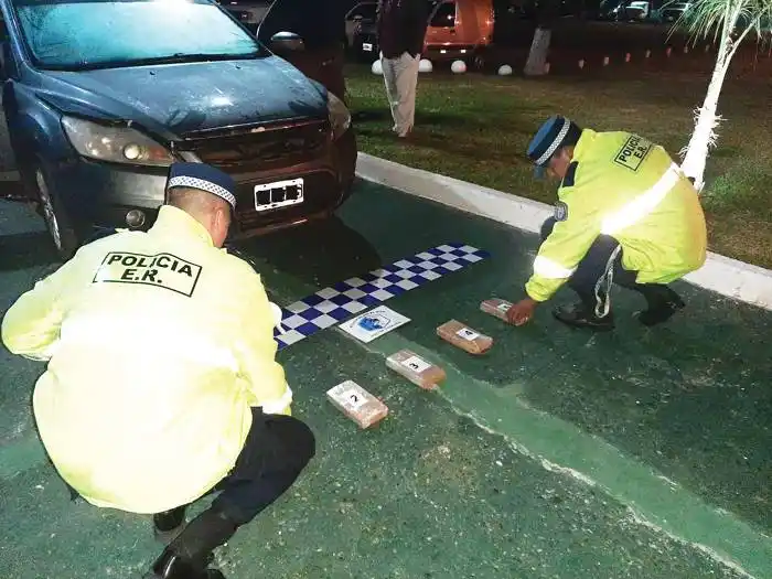 El perro narcodetector lo puso en  evidencia y se dio a la fuga abandonando el auto en la entrada a Chajarí