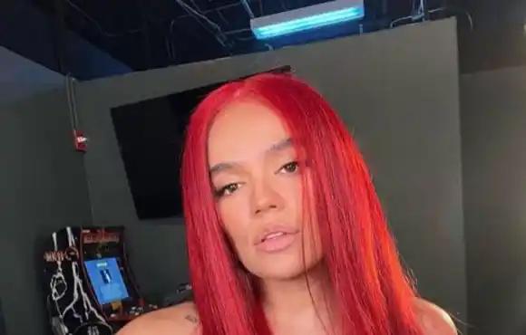 NO PEGA UNA: mira lo que le pasó a Karol G en pleno show