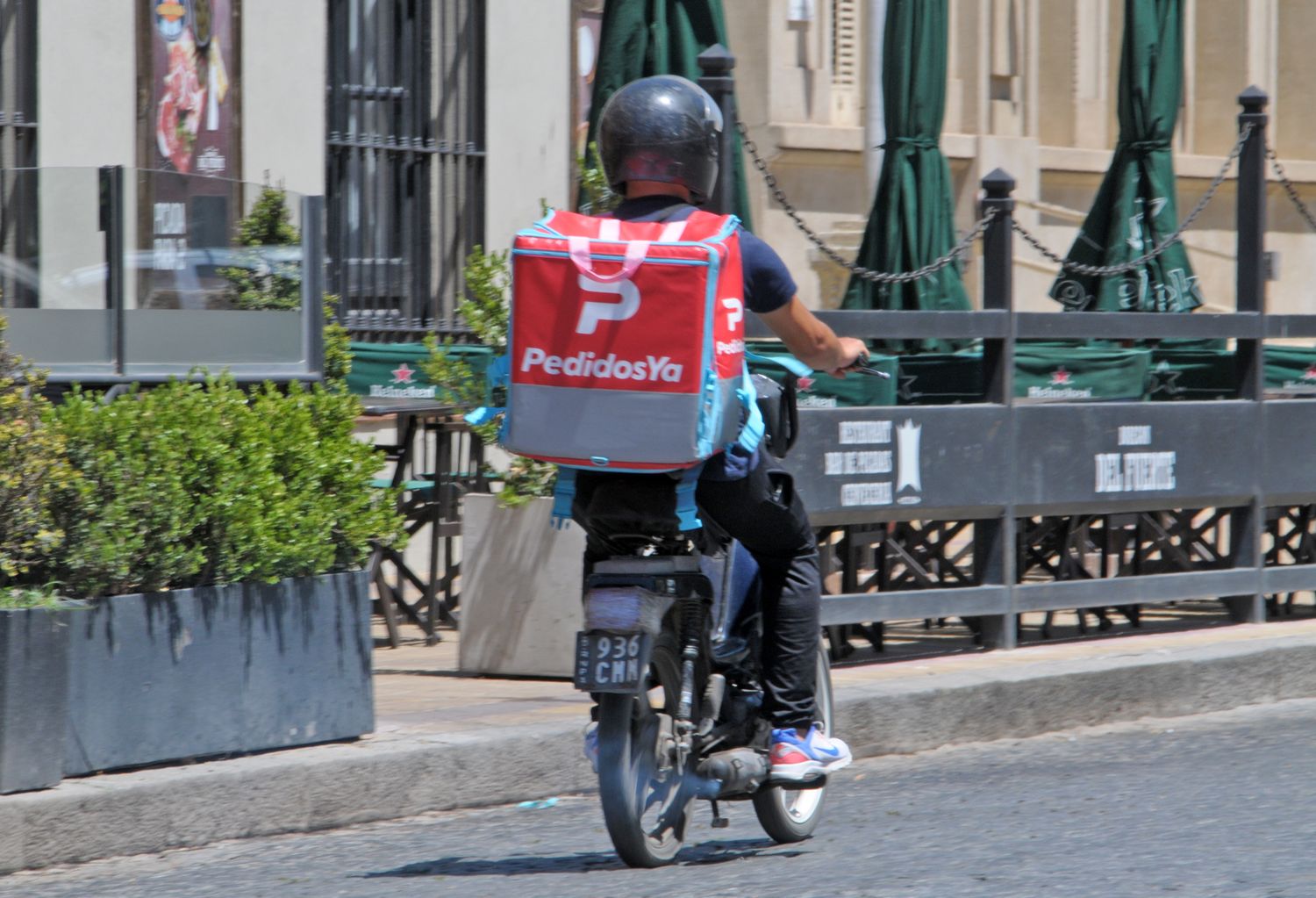 El delivery tercerizado, entre la precarización y la salida laboral, es un auge en Tandil