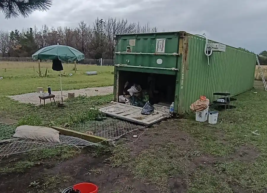 La damnificada necesita contratar una grúa que permita volver a colocar la estructura en su posición original.